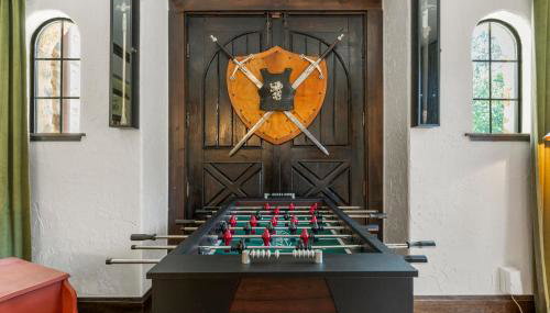 Castle Stay by Gathering Place Hot Tub & Fire Pit - Foto 5