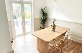 Modern Spacious 4 Bedroom Home in Greater Ldn With Garden & Parking - Photo 1