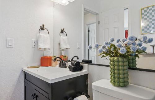 Spacious 4BD - Backyard BBQ, Fire Pit & Mini Golf - Foto 20