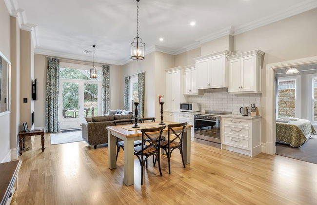 Grandview Accommodation - The Elm Tree Apartments - Photo 25