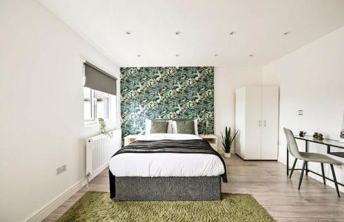 Spacious 1Bed Apt - Steps to Ealing Broadway & Shops - Foto 1