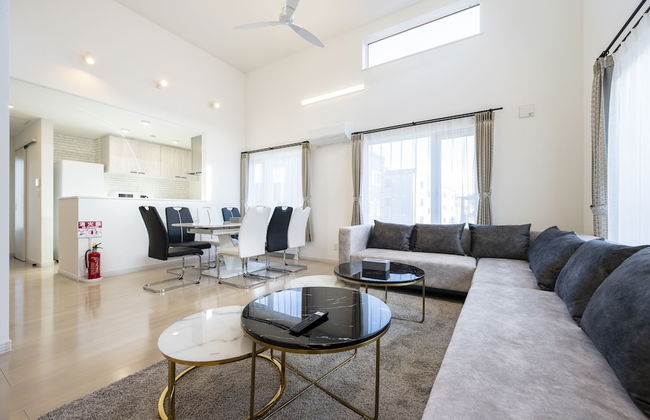 THE LUNA LOUNGE - Photo 59