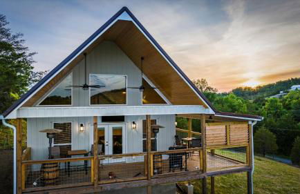 TN Whiskey Cabin- Lake and Mtn Views- Covered Deck- Game Room- Pool Table- Pets - Foto 9