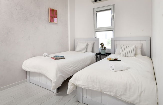 Modern Gem with Stunning Balcony by Sea N Rent - Photo 8