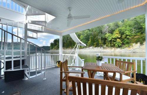 TV Blue Tiny Houseboat at Lake Cumberland Marina - Photo 11