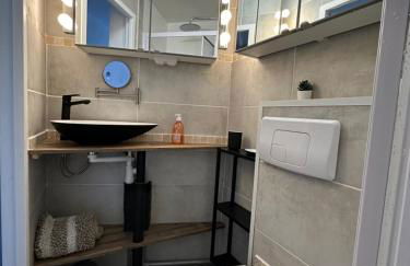 Studio vue port, parking privé, terrasse, clim - Photo 13