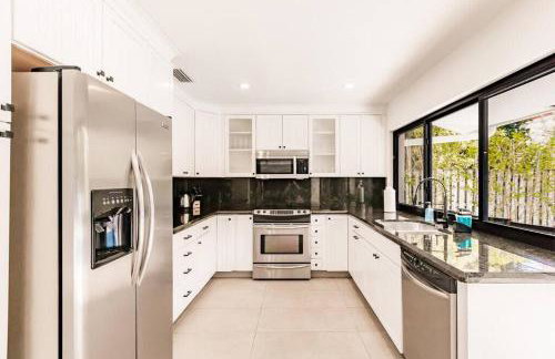 Resort Style Backyard Heated Pool Hot Tub Fire Pit - Foto 17