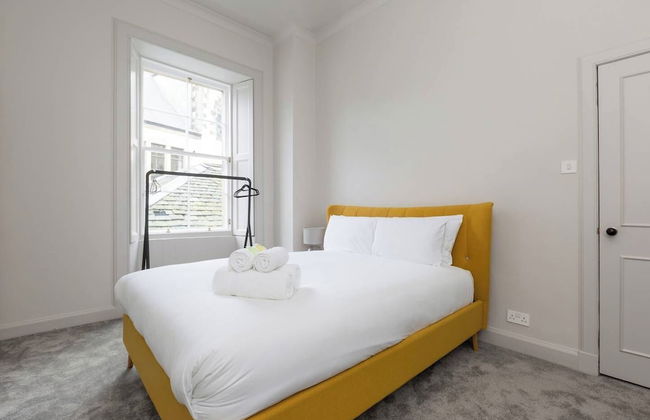 JOIVY Iconic Cockburn Street 4 Bedroom Apartment: Heart of Old Town - Foto 23