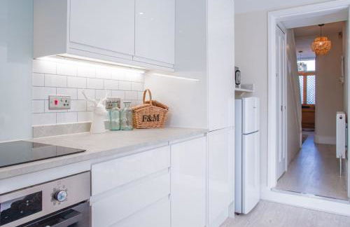 Stunning Townhouse with Large Garden - Sleeps 8! - Photo 6