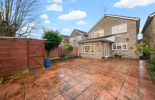 4 Bed House in Maidenhead, by ARP Homes, Driveway & Big Private Patio, Perfect Location for Business and Family Stays - Foto 36