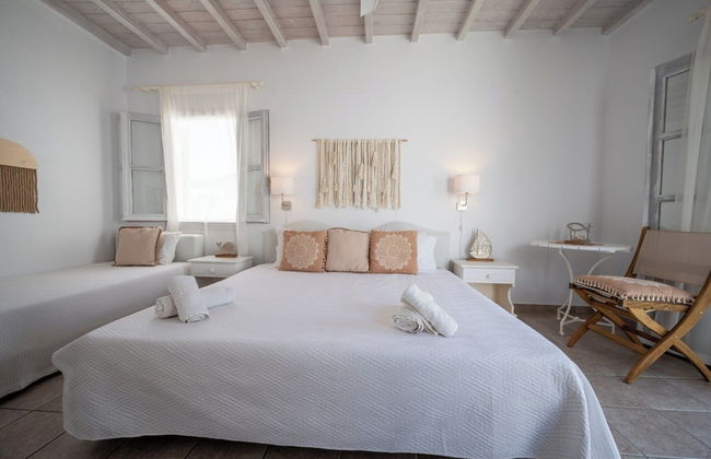 Mykonos Twins - Photo 10