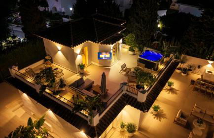 VACATION MARBELLA I Villa Ava, Private Heated Pool, Rooftop Hot Tub, Sauna, Luxury Interior, Golf and Sea Nearby - Foto 33