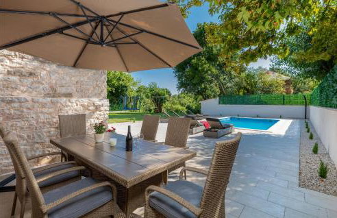 Cozy Home In Rojnici With Wifi - Photo 2