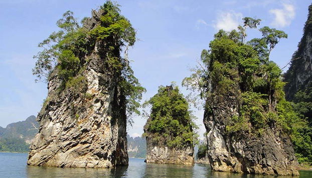 Formazioni rocciose del lago Cheow Lan