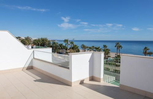 Precioso apartamento frente a la playa con piscina - Foto 11