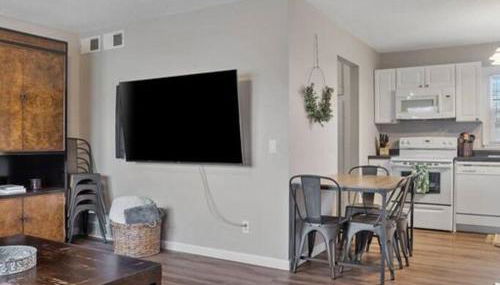 Pet Friendly Large Fenced Backyard Covered Patio - Foto 3