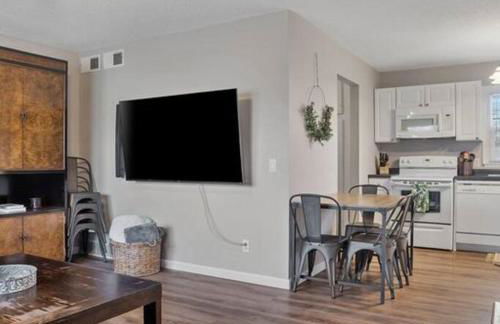 Pet Friendly Large Fenced Backyard Covered Patio - Foto 3