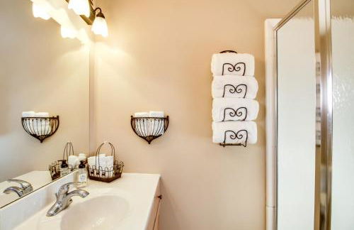 Lakefront Isle Escape with Dock and Fire Pit! - Foto 12