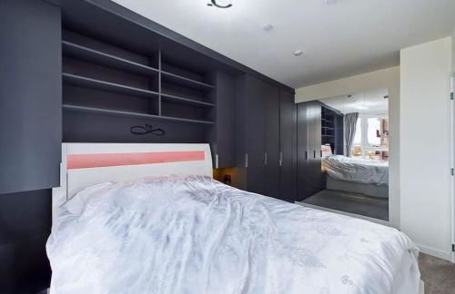 Luxury Apartment Near Train Station and Shops - Gym Access - Photo 2