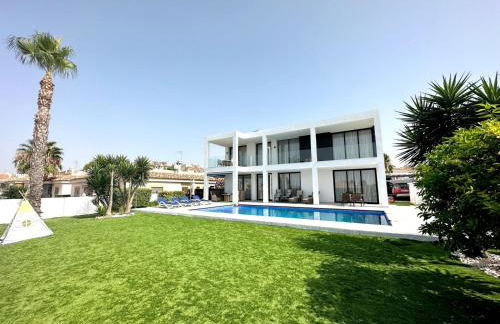 Luxury villa with large swimming pool and outdoor area - Foto 8