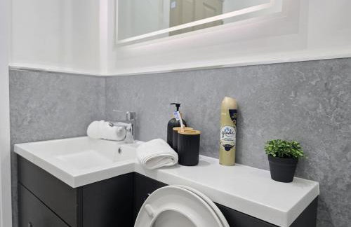 #18 Anfield 5 min walk Sleeps 7 4BR 5Bed 3Bathrms - Photo 31