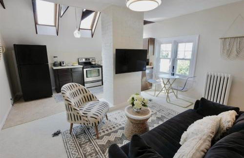 New Cabin in the Clouds Easy Downtown Access with Parking - 1 bedroom - Foto 1