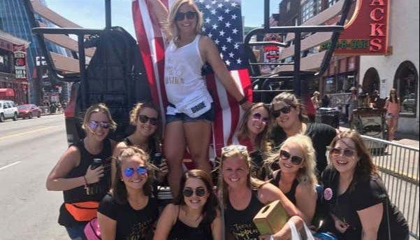 Grupo de chicas junto al monster truck