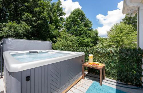 Arcade, Ping Pong, Hot Tub, Gas Grill, & King Bed - Photo 10