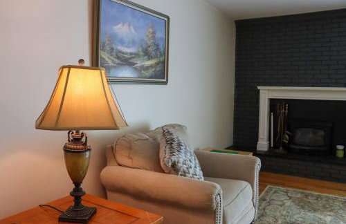 Large home with hot tub in serene wooded setting - Foto 33