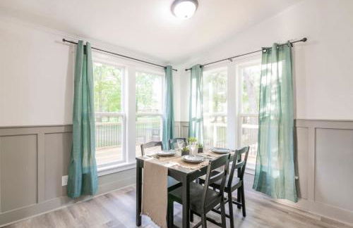 Cozy 3BR Country Retreat with Porch Games & Modern Comforts - Foto 22