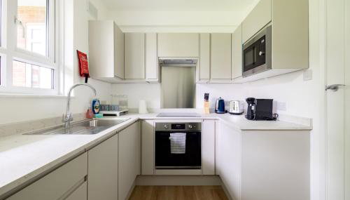 PenthouseStays Wimbledon - Chic 2 Bedroom King Bed Apartment with Balcony - 2 mins from Wimbledon Tennis Club and Museum - AELTC - Foto 3, stove, dishwasher, toaster