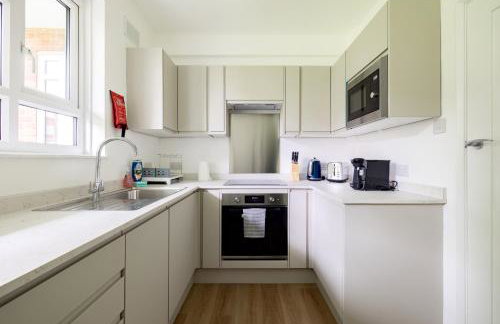 PenthouseStays Wimbledon - Chic 2 Bedroom King Bed Apartment with Balcony - 2 mins from Wimbledon Tennis Club and Museum - AELTC - Foto 3