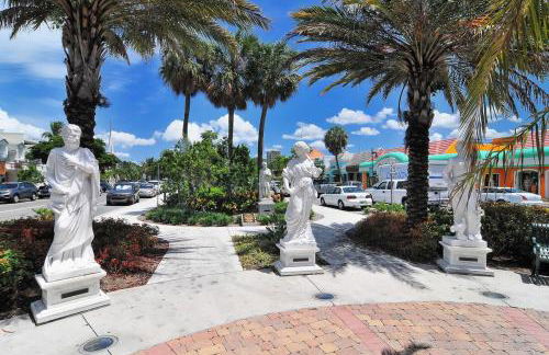Walkable to Beach, Restaurants, Entertainment! - Photo 42