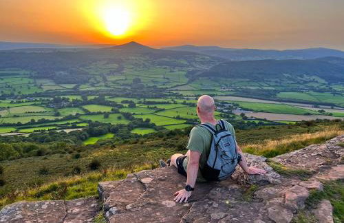 Cosy 4 Bedroom Town House with Mountain views, Private garden and ease of access into Abergavenny - Foto 42