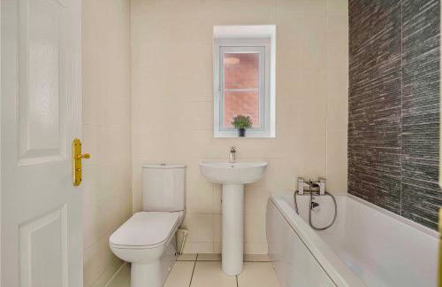 Spacious 4 Bedroom Warrington House with Free Parking Perfect for Contractors, Families and Business Guests - Foto 16