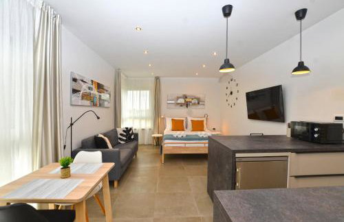 Black & White Studios - Photo 3