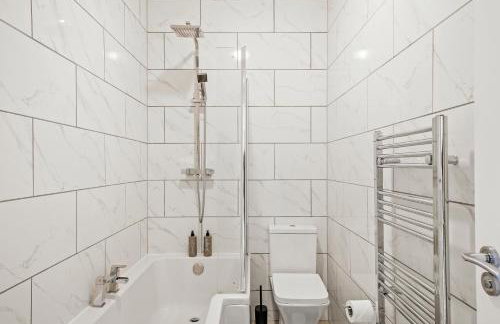 Elegant 3-bed apartment with FREE onsite PARKING in Enfield - Out door Patio - Big savings on Longer Stays - Photo 38