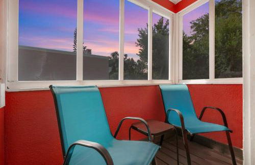 Beautiful Home Steps from the beach + Side Porch - Foto 16