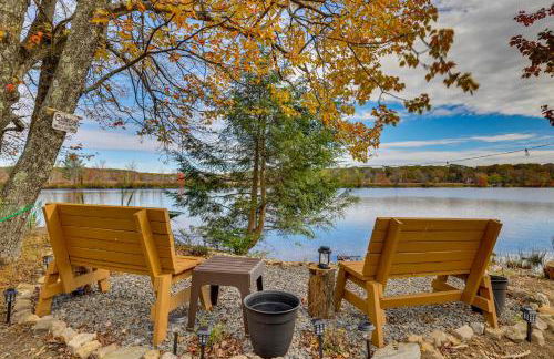 Lakefront Pocono Retreat with Hot Tub and Movie Hub - Foto 36