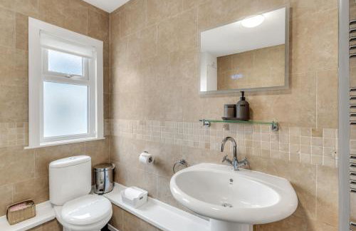 JUNGLE HOT TUB, games room, near eateries, micro brewery, pubs, beauty salons and boutique shops, Argyle, free Netflix, in the heart of Plymouth - Dogs welcome - Hosted by Absolute Accommodation Plymouth - Foto 15