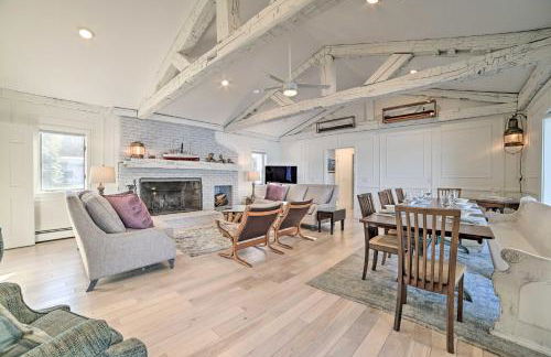 2 Living Areas, Tennis! Waterfront Suttons Bay Gem - Foto 1