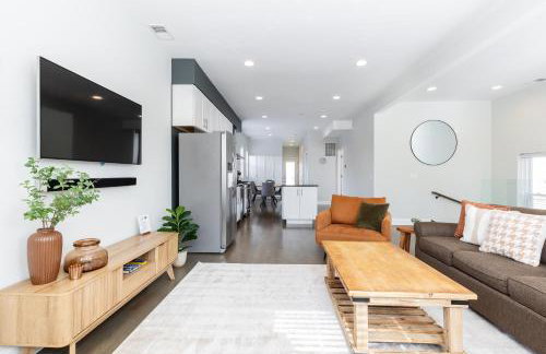 Uptown Bright & Modern Apt - Steps to Lake, Train, Amazing Food & Free Parking - Photo 21