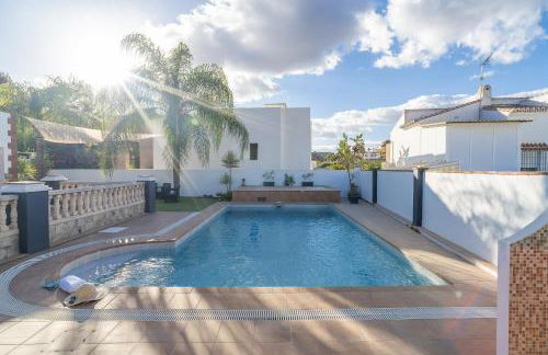 Cubo's Casa El Rodeo & Private Pool - Photo 2