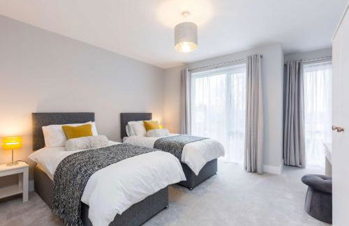 Stylish new Home With Parking - King Beds Garden - Foto 54