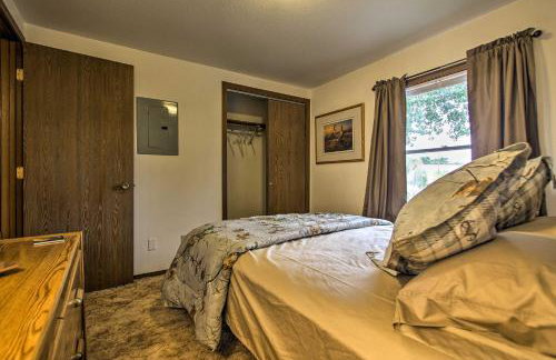 Cozy Angler's Apt - Steps to Trout Fishing River! - Foto 17