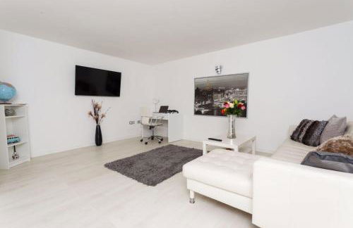 Live in Leeds Nazarene Apartments - Photo 2