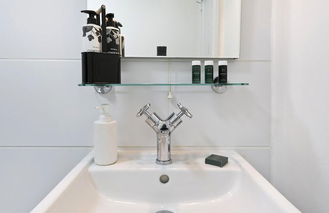 Bright one Bedroom Apartment With Balcony in Maida Vale by Underthedoormat - Foto 13