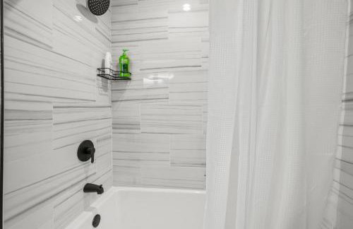 Huge 10BR Family Stay, Sleeps 20 in Bloomfield, CT - Photo 20