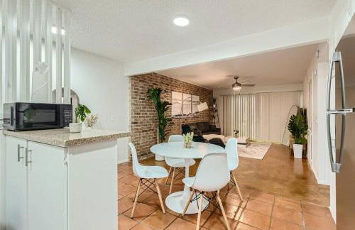 Walkable Dtwn 2B Getaway - Sleeps 5 - Pool, Prkg - Foto 30