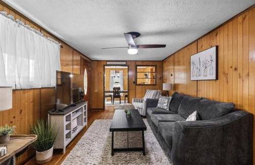 Mountain Cabin w Hot Tub Deck Grill & Fire Pit - Foto 8